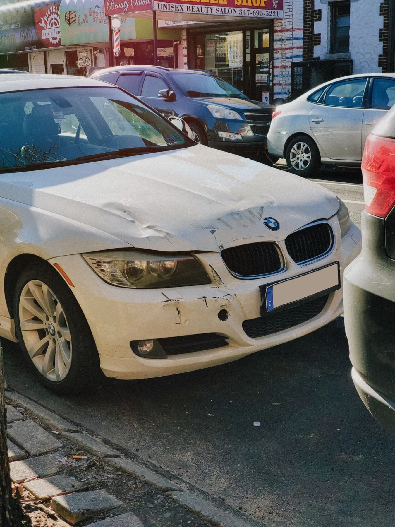 Fahrzeug mit Frontschaden nach einem Verkehrsunfall am Straßenrand